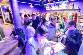 Trang phục Halloween thuê tiền triệu, đồ bình dân cháy hàng