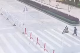 Video: Mẹ mải dùng điện thoại, con bị ô tô húc khi qua đường