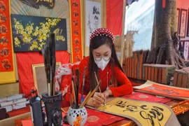 'Cô đồ' xinh đẹp mê viết thư pháp, vẽ tranh thủy mặc