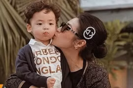 Á hậu Tú Anh xin lỗi vì cho quý tử tiểu bậy nơi công cộng