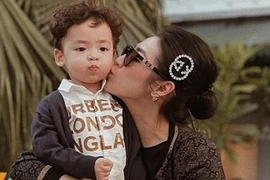 Á hậu Tú Anh xin lỗi vì cho quý tử tiểu bậy nơi công cộng