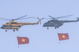 Trực thăng Mi mang Quốc kỳ và chiến đấu cơ Su-30 hợp luyện trên bầu trời Hà Nội