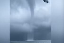 Video: Vòi rồng cao ngút xuất hiện ở Phú Quốc, du khách sợ hãi