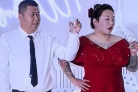 Dân tình xôn xao khi cô dâu chống nạnh, nâng ly uống cạn cùng khách mời