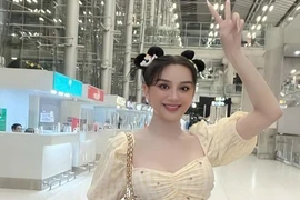 Lâm Khánh Chi mặc style “cưa sừng làm nghé” sang Thái sửa giọng