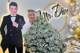 Đàm Vĩnh Hưng khoe bó hoa "khủng" kết bằng đô la do fan tặng