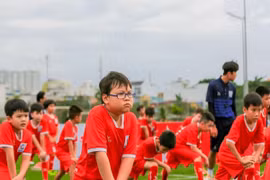 Trận bóng kỷ lục 2.000 cầu thủ nhí đá thắng các ngôi sao Việt