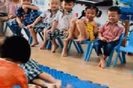 Clip trẻ mầm non diễn xuất tình huống bị điện giật khiến dân mạng cười ngất