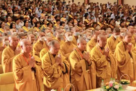 Hàng nghìn người đổ về ngôi chùa lớn nhất Việt Nam làm lễ Phật đản