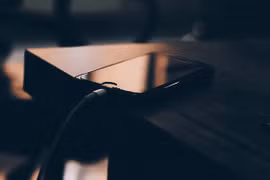 Sạc điện thoại qua đêm có gây hại cho pin không?