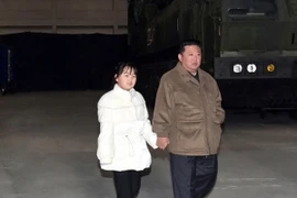 Ông Kim Jong Un và con gái xuất hiện tại buổi phóng ICBM