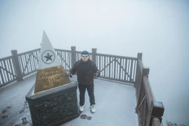 Choáng ngợp trước khoảnh khắc kỳ ảo trên đỉnh Fansipan mùa đông