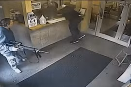 Video: Nhân viên bảo vệ tay không đối mặt người đàn ông có súng 