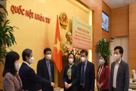 Mở cửa trường học: Lo lắng nhưng không thể khác