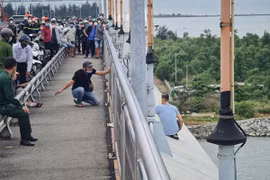 Người đàn ông “đu” lan can cầu 8 tiếng đồng hồ, dọa nhảy xuống sông Hàn