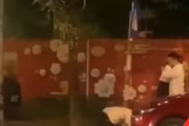 Bắt gặp bạn gái đang ôm nhân tình bên đường, anh chàng có hành động lạ khiến cô gái khóc nức nở