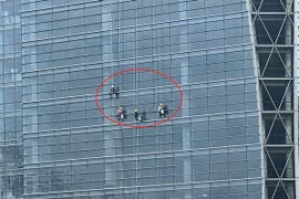 Rùng mình 4 "người nhện" đu đưa trên tòa nhà cao tầng ở HN