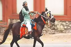 Video: Xăng thì tăng mà nhà xa cơ quan, quý ông Ấn... cưỡi ngựa đi làm