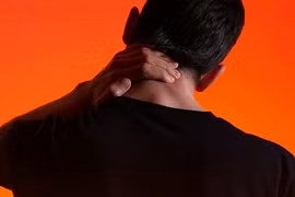 Bệnh lý nguy hiểm từ cảm giác đau, khó cử động cổ