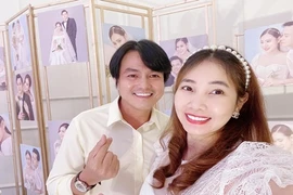 Vợ chồng Cao Minh Đạt tình tứ khi dự đám cưới Hồ Bích Trâm