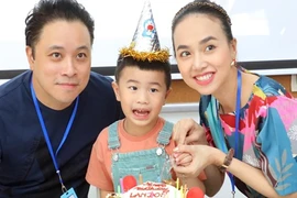 Đạo diễn Victor Vũ lộ diện bên vợ con hậu bị mạo danh