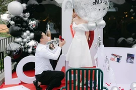 Trai đẹp 'Phố Trong Làng' Anh Tuấn cầu hôn bạn gái