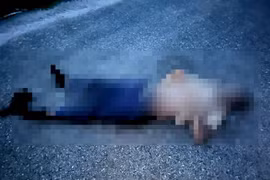 Người đàn ông tử vong trong bến xe, đầu kê trên chiếc giày