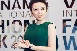 "Bà mẹ nhí" Angela Phương Trinh khoe loạt sổ đỏ… sống xa hoa thế nào?