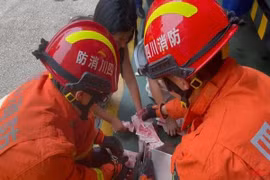 Cô gái cầu cứu nhờ phá két tiền, khi mở ra lính cứu hỏa liền 'choáng váng'