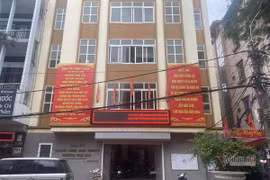 Trạm trưởng Y tế vòi tiền ký giấy cho F0 đi viện, luật nào nghiêm trị?