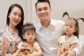 Soi hôn nhân của ca sĩ Khắc Việt và vợ hot girl