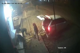 Video: Băng cướp táo tợn dùng ô tô kéo đổ cây ATM trong đêm
