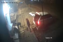 Video: Băng cướp táo tợn dùng ô tô kéo đổ cây ATM trong đêm