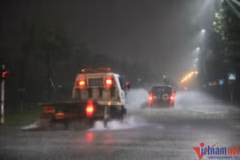 Lũ dâng cao trong đêm, nhà dân ở TT-Huế ngập sâu, QL1A chia cắt