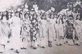 Ảnh quý giá ghi dấu Hà Nội chào mừng Ngày giải phóng Thủ đô