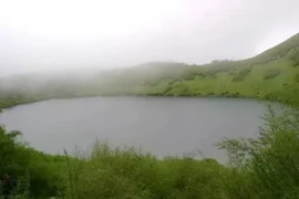 Hồ nước huyền bí nhất Trung Quốc: Có tài “hô mưa gọi gió" lạ thường 