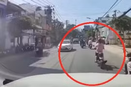 Video: Gặp nữ tài xế xi nhan ngược hướng, tài xế “kiên nhẫn”