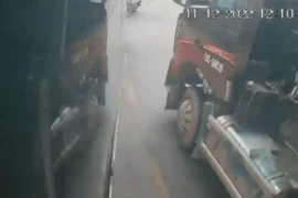 Xe máy lạng lách vượt ẩu nên rơi vào khe hẹp giữa 2 ô tô tải