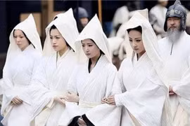 Tổ tiên dặn: “Dù đói đến đâu cũng đừng ăn đồ cúng ở mộ“