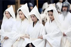 Tổ tiên dặn: “Dù đói đến đâu cũng đừng ăn đồ cúng ở mộ“