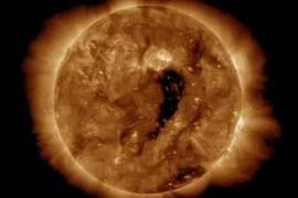 Mặt trời đổ bộ Trái Đất 2/12, bao nhiêu vệ tinh bị rơi rụng?