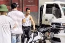 Video: Phóng xe máy vào đầu ô tô Everest sang đường, tài xế nằm gục