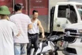 Video: Phóng xe máy vào đầu ô tô Everest sang đường, tài xế nằm gục