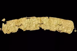 Bất ngờ phát hiện đai lưng vàng 2.500 tuổi, bác nông dân vỡ òa 