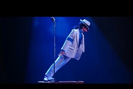 Đằng sau điệu nhảy nghiêng người 45 độ của Michael Jackson