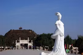 Giải mã mộ gió mỹ nhân Vương Chiêu Quân quanh năm xanh mát 