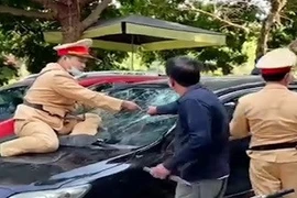 Tạm giữ hình sự tài xế hất CSGT lên nắp ca pô ô tô bỏ chạy