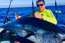 Cần thủ bắt được cá ngừ khổng lồ, nặng hơn 400 kg