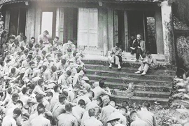 Xúc động loạt ảnh ghi dấu khoảnh khắc lịch sử ngày Giải phóng Thủ đô 