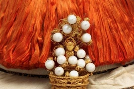 Vì sao trên vương miện Hoàng đế nhà Thanh có hình tượng Phật?